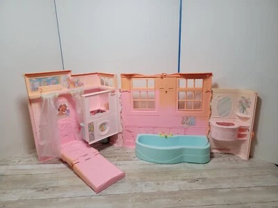2002 Vintage Barbie Bed Bath Playset House Fold Up Pink Purple Kids Pretend - Image 1 of 4