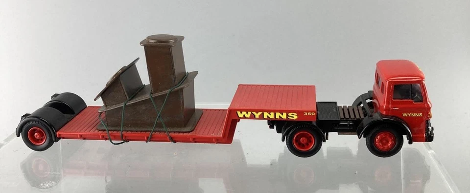 CORGI 1:50 SCALE - HEAVY HAULAGE - WYNNS - FORD D1000 WITH TRAILER & LOAD - — 第 1/4 张图片