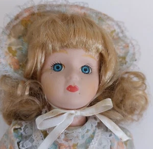 Poupée Porcelaine 36cm env. • YEUX BLEUS ECLATANTS, ROBE PASTEL, BLONDE, CHAPEAU - Picture 1 of 8
