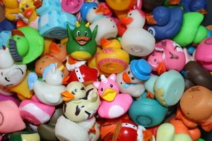 un lote de patos 🦆 250+ juegos de patos y patos de goma, ¡tantos para elegir! ✨ - Imagen 1 de 250
