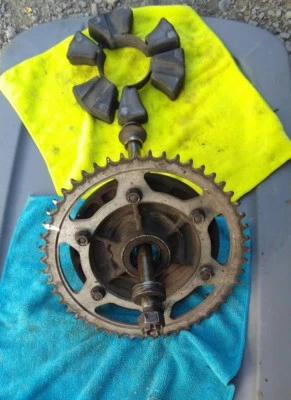 Kawasaki ZX750F NINJA 1987-90/87-89 ZX750 PIÑÓN TRASERO Y BUJE amortiguador eje perno Foto 1 de 4