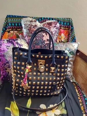 Linda bolsa Hamilton Michael Kors extra grande com detalhes dourados  - Imagem 1 de 4