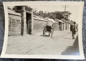 Fotografía china vintage de 1920 Pekín Hutung tal vez con rickshaw - Imagen 1 de 5