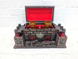Estuche decorativo de madera vintage Castle Bar decantadores ámbar vasos como está - Imagen 1 de 14