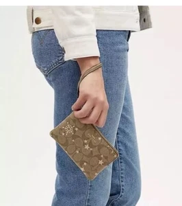 Coach Eck-Handgelenktasche mit Reißverschluss aus charakteristischem Canvas mit Schneeflockenmuster - Bild 1 von 10