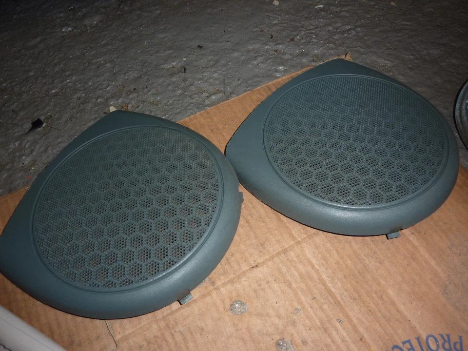 RENAULT SCENIC MK1 2000 - 2003 FRONT DOOR SPEAKER COVERS N/S & O/S IN GOOD ORDER - Image 1 of 1