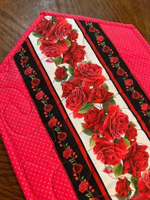 Corredor de mesa acolchado artesanal -Día de San Valentín -Corazones en rojo/rosas NUEVO 2025 Foto 1 de 4