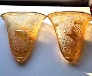 2 Dugan Diamond Carnival Glas Ringelblume Kakadu Vogel & Trauben Wand Taschen Vase - Bild 1 von 5