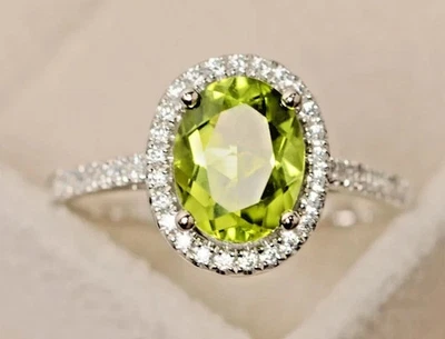 Anillo de peridoto verde bonito halo 2,44 quilates corte ovalado creado en laboratorio enchapado en oro blanco de 14 quilates Foto 1 de 4