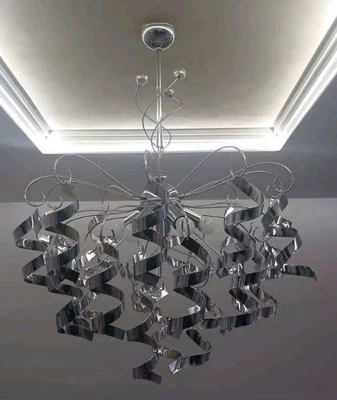 LAMPADARIO MODERNO CON RICCIOLI IN METALLO - Immagine 1 di 4