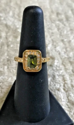 SIMULATED PERIDOT & SIMULATED DIAMOND GOLD TONE  RING SIZE 6 - Image 1 of 4