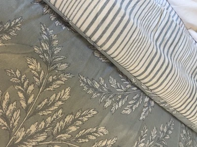 New Full/Queen Floral Comforter Blanket, Blue & White Plants & Stripes 90" X 90" - Image 1 of 4