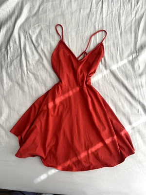 Vestido rojo línea A con tirantes en la espalda Foto 1 de 4