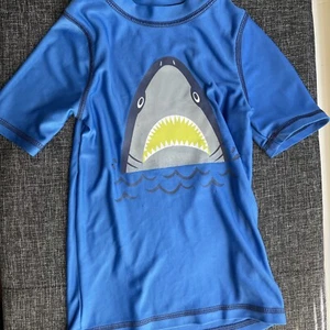 Cat and Jack Baby Rash Guard 50+ Sonnenschutz Bademode Shirt 2 T Hai - Bild 1 von 4