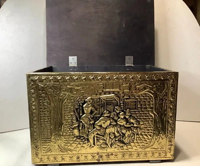 Caja de leña de latón en relieve inglesa vintage baúl escena de pub 17X11X11 Foto 1 de 4