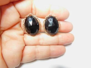 Pendientes de clip de metal ovalados de plástico facetado negro tono dorado vintage - Imagen 1 de 5
