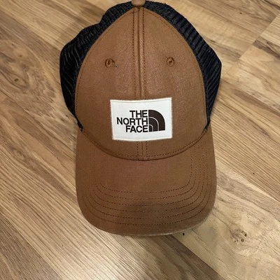 Chapéu caminhoneiro North Face marrom com malha preta snap back usado - Imagem 1 de 4