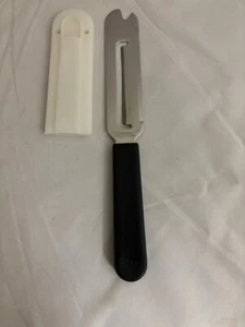 Pampered Chef Käsemesser #1125 Hobel Streuer rostfrei mit Schutzhülle - Bild 1 von 7