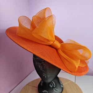 Naranja Grande Fascinator Sombrero de Boda Kentucky Derby Royal Ascot Arco - Imagen 1 de 3