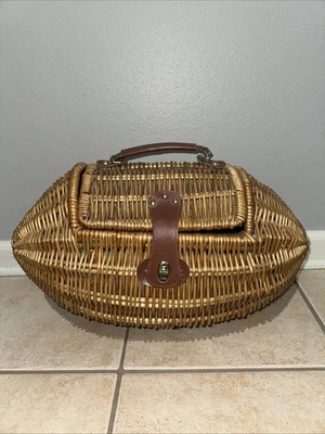 Cesta de picnic de mimbre forrada de fútbol americano con asa y pestillo Foto 1 de 4