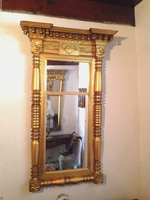 Antiguo espejo muelle americano clásico moldeado cornisa madera dorada bellota colgantes Foto 1 de 4