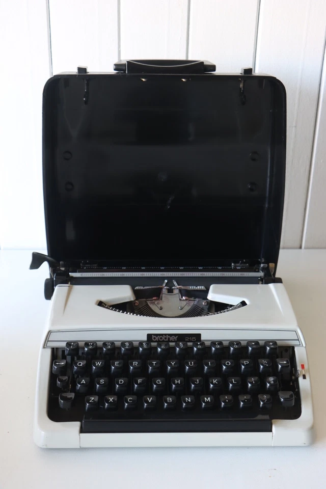 BROTHER 251 - Metal - Typewriter + Case ***** Excellent Condition ***** - Image 1 of 4