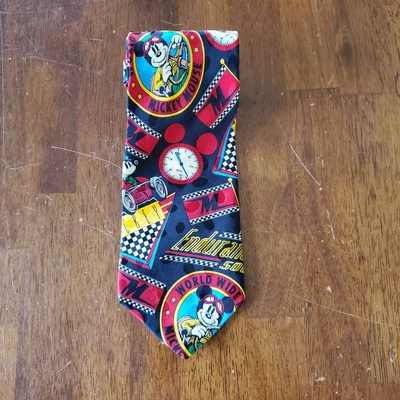 Mickey Inc. Гоночный мужской шелковый галстук Disney Mickey Mouse 4 дюйма x 57 дюймов - Изображение 1 из 4