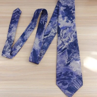 Corbata Acuarela Para Hombres Azul Paisaje Arte Pastoral Toile De Jouy GEOFFREY BEENE EE. UU. Foto 1 de 4