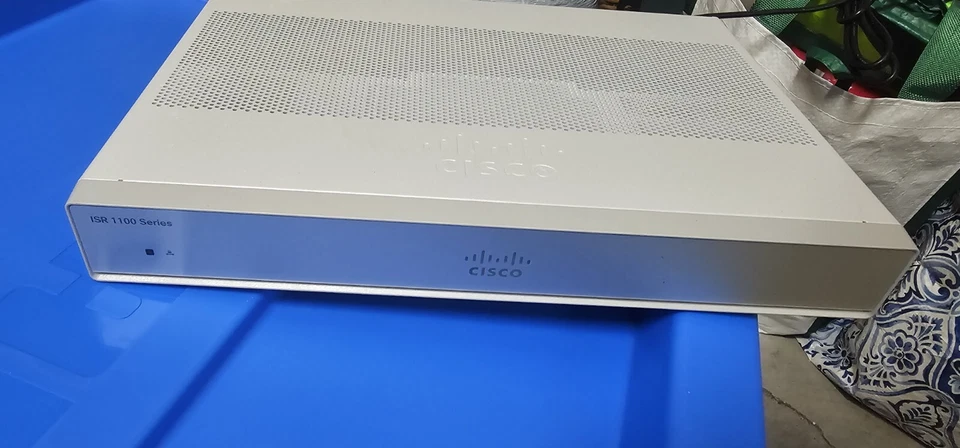 Router de servicio integrado Cisco C1111-4p V01 Isr serie 1100 con adaptador de corriente Foto 1 de 3