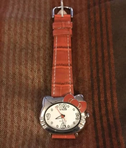 Reloj facial plateado Hello Kitty con correa roja - Imagen 1 de 5