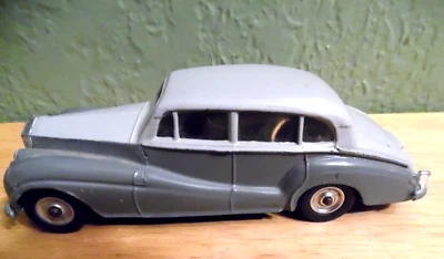 DINKY TOYS DIECAST ROLLS ROYCE SILVER WRAITH MADE IN ENGLAND - Image 1 of 2