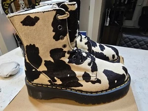 Dr. Martens Jadon DAMEN-PLATEAUSTIEFEL MIT HAARMUSTER UND KUHMUSTER GRÖSSE 6 NEU - Bild 1 von 19