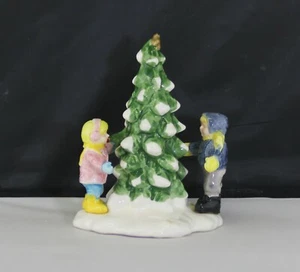 Department 56 Snow Village Niños alrededor del árbol 50946 (¡Falta 1 niño!) - Imagen 1 de 4
