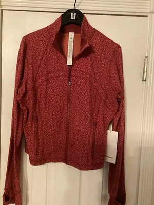 NUEVO CON ETIQUETAS Chaqueta Recortada Lululemon Define Nulu LDRM Leopardo Margarita Desierto Rojo - Talla 14 Foto 1 de 4