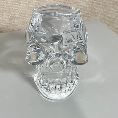 Candelabro calavera transparente de vidrio pesado Pottery Barn Foto 1 de 4