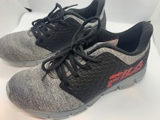 tenis fila negro con rojo