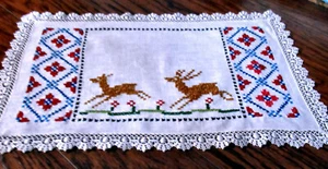 20" Linen Table Runner Lace Trim Hand Embroidered Deer Red & Green - Picture 1 of 3