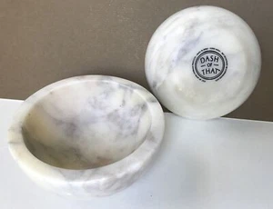 Juego de 2 tazones de pellizco de mármol tallado para hierbas o especias DASH OF THAT 4" D - Imagen 1 de 5