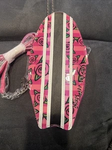 $68 Betsey Johnson Surfs Up Rosa Tabla de Surf Bandolera Kitsch Monedero - Imagen 1 de 4