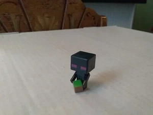 Minecraft Mini-Figures 1" Enderman w/ Grass Block Holding Block Series 3 Mojang - Picture 1 of 8