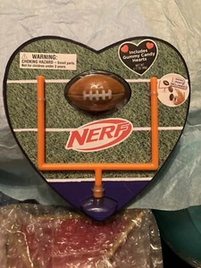 ❤️ Lata de corazón coleccionable de fútbol americano Nerf Candy & Finger - Milk Choc. Corazones 3,6 oz - Imagen 1 de 4