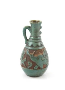 Jarra de cerámica japonesa Okinawa Ryukyu firmada de colección - pájaro pez elefante en relieve - Imagen 1 de 9