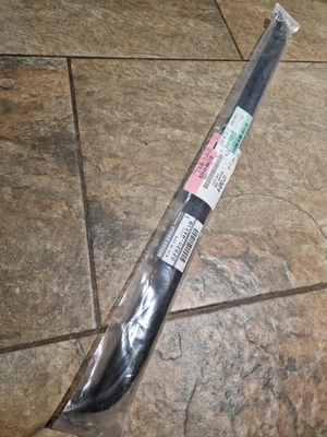 GENUINE NISSAN CABSTAR 2006-11 REAR DOOR OUTER WINDOW SEAL 82820-MA01B - Image 1 of 4