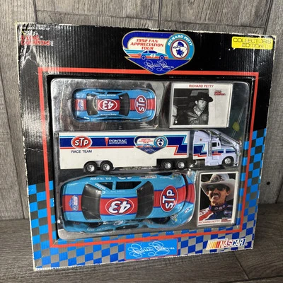 NASCAR Richard Petty #43 Collectors Edition Set 1992 Racing Champions - Image 1 of 4