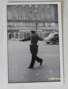 Carte Postale Photo Frank HORVAT : PARIS Flic 1959 devant LE GRAND HOTEL - Bild 1 von 1