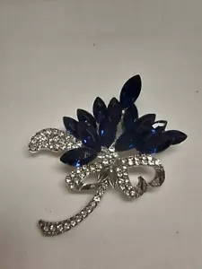 Silver colour with zircons and dark blue stones, bouquet effect brooch - Picture 1 of 4