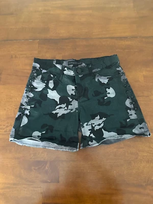 Шорты Rock & Republic (женские, размер 4) - камуфляжные джинсовые с заклепками - отличные - Изображение 1 из 4