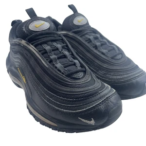 Nike Air Max 97GS1 Scarpe da Ginnastica Ragazzo, Taglia UK 4.5, Nero University Gold, FD9777-00 - Foto 1 di 15