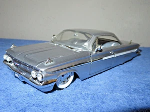 1961 CHEVROLET IMPALA SILVER 1:24 JADA OPENING HOOD & DOORS ORIGINAL WHEELS - Picture 1 of 12