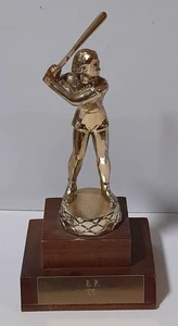 Figura de metal trofeo de béisbol 1965 con base de madera 6" de alto - Imagen 1 de 4